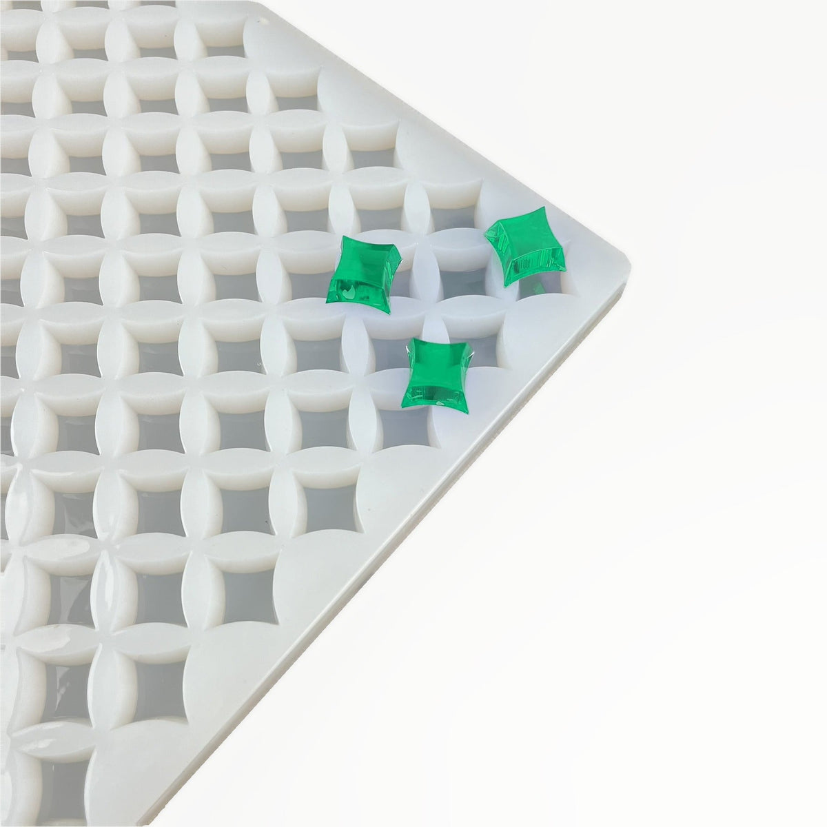 2mL star silicone gummy mold with 219 cavities and emerald-green gummy samples